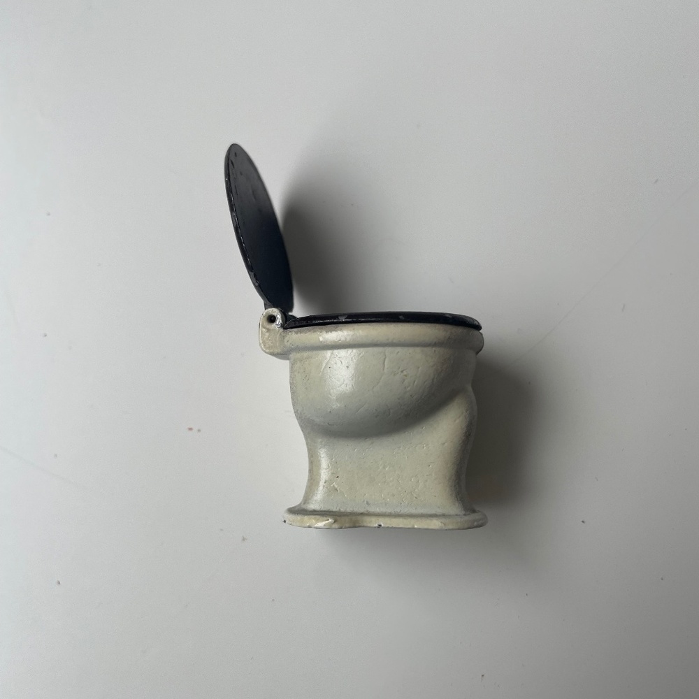 TOOTSIE TOY DIE  CAST DOLLHOUSE TOILET-VINTAGE. 1930